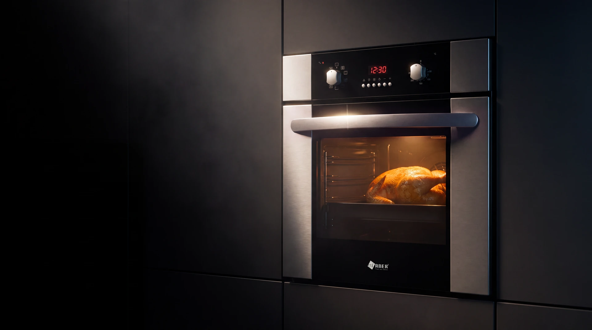 Lò nướng âm tủ Arber ABLN65L đang nướng gà, ánh sáng hắt trên tay nắm inox